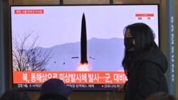 17일 한국의 서울역에서 북한 미사일 발사 관련 뉴스가 방송되고 있다.