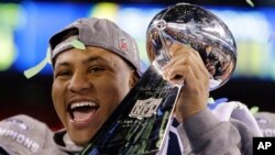 Malcolm Smith muestra el trofeo Vince Lombardi ganado por Seattle en el Super Bowl del fútbol americano.