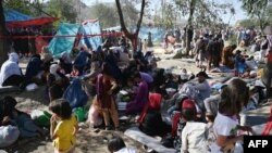 Familias afganas desplazadas internamente, que huyeron de Kunduz y la provincia de Takhar, se sientan en un campo en Kabul, el 9 de agosto de 2021.