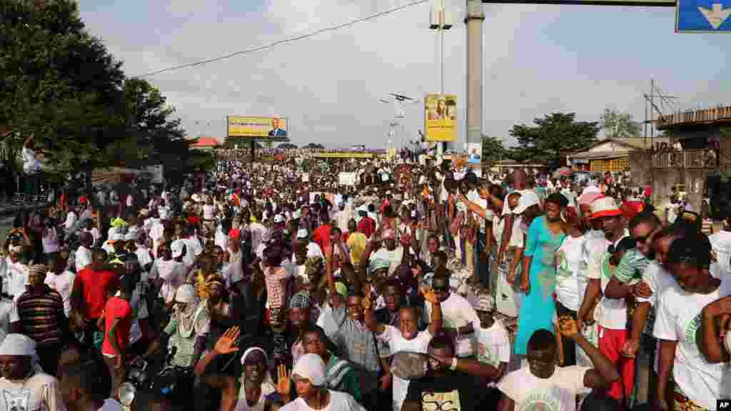 Un rassemblement des partisans du candidat Cellou Dalein Diallo lors d'un meeting à Conakry