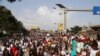 Un mort et des blessés après une manifestation de centaines de milliers d'opposants en Guinée