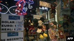 Un letrero en una tienda de Buenos Aires anuncia la tasa de cambio del peso con el dólar, el euro y el real brasileño, el 21 de noviembre de 2023.
