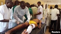 Des victimes d'un attentat à la bombe dans l'Etat de Yobé, le 18 juin 2014.