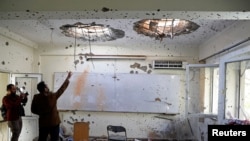 Periodistas afganos filman los estragos causados por un ataque de insurgentes en la Universidad de Kabul el 3 de noviembre de 2020 que dejó 22 muertos.