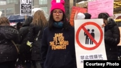 女權五姊妹之一大兔(鄭楚然)身著自營的淘寶店女權主義帶帽衛衣，倡導反性騷擾。(鄭楚然提供)