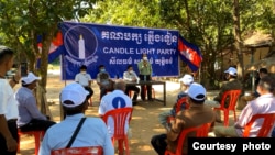 រូបឯកសារ៖ សកម្មភាពជួបជុំគ្នានៃសកម្មជននិងមន្រ្តីរបស់គណបក្សភ្លើងទៀន នៅសង្កាត់សំបួរ ក្រុងសៀមរាប នៅថ្ងៃទី១៥ ខែវិច្ឆិកា ឆ្នាំ២០២១។ (រូបថត៖ គណបក្សភ្លើងទៀន)