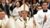 Le pape François, lors de la messe de Noël dans la basilique Saint-Pierre pour marquer la nativité de Jésus-Christ le 24 décembre 2019, au Vatican. (Photo d'Alberto PIZZOLI / AFP)