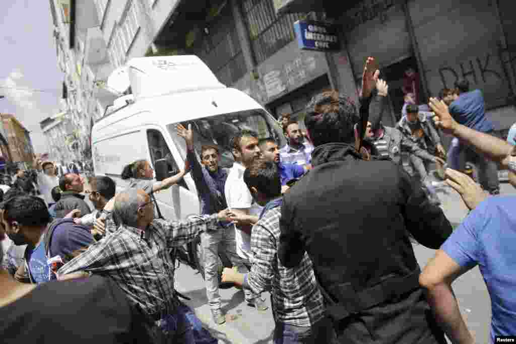 Okmeydanı'nda Uğur Kurt'un öldürülmesinden sonra protestolar devam ediyor