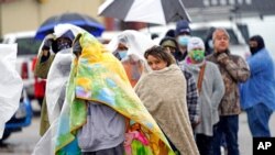 Numerosas personas hacen fila para llenar sus tanques de gas propano el miércoles 17 de febrero de 2021 en medio de un intenso frío, en Houston, Texas.