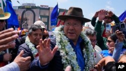 El presidente de Bolivia, Luis Arce, saluda a sus partidarios durante un mitin político a favor de su gobierno, en El Alto, Bolivia, el martes 17 de octubre de 2023.
