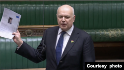 英國下議院議員，保守黨前黨魁施志安（Iain Duncan Smith，又譯史密斯）3月4日在下議院會議上展示了針對鍾翰林的信件。(照片來源：英國國會 / UK Parliament)