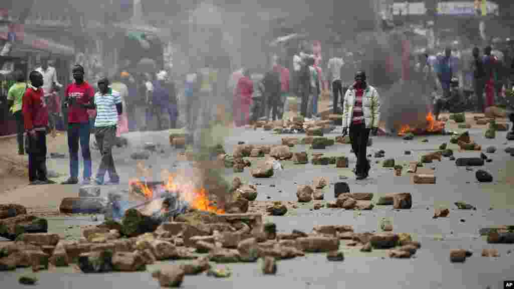 Les partisans du candidat à la présidentielle Raila Odinga protestent dans la région de Mathare à Nairobi le 9 août 2017.