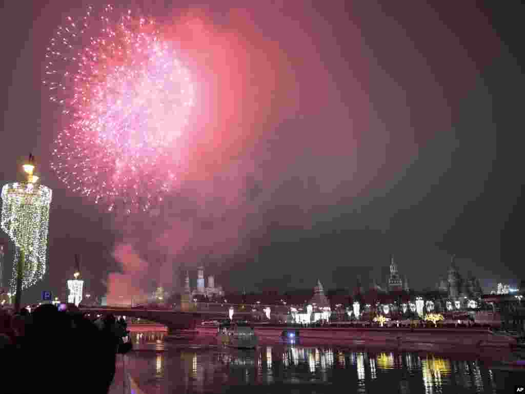 Los fuegos artificiales explotan sobre el Kremlin durante las celebraciones de Año Nuevo en Moscú, Rusia.