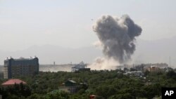 Asap mengepul pasca ledakan besar di kota Kabul, Afghanistan, 1 Juli 2019.