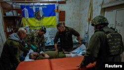 Servicios médicos atienden a un soldado ucraniano herido en el frente, en Donetsk, el 9 de noviembre de 2023.