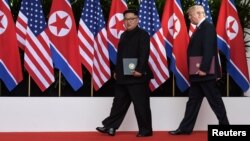 Predsednik SAD, Donald Trami i severnokorejski lider Kim Džong Un , nakon samita u hotelu Hapela sa Sentosi, u Singapuru, 12. juna 2018.