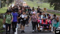 Une "caravane" de migrants sur une route mexicaine en direction des États-Unis.