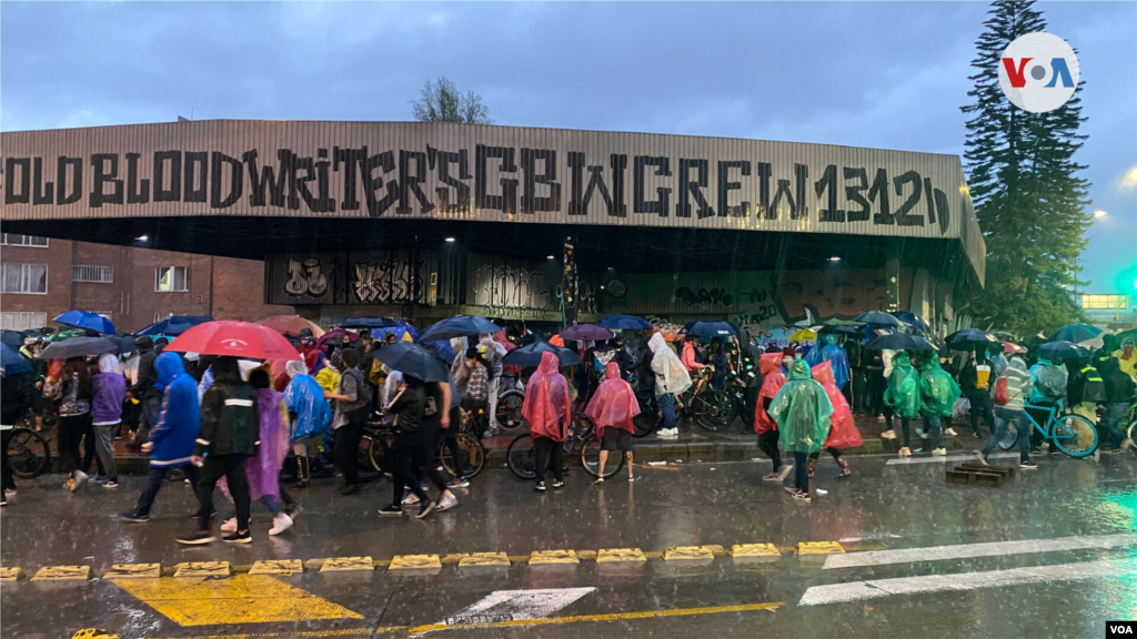 A pesar de las constantes lluvias, durante esta semana, en Bogotá, las manifestaciones en diferentes puntos de la ciudad son multitudinarias.
