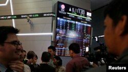 Suasana di Bursa Saham Indonesia di Jakarta. 