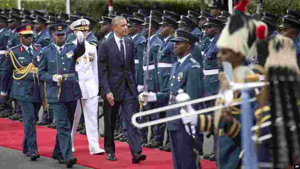 Le président américain Barack Obama passe en revue la garde d'honneur kényane après son arrivée à la State House, à Nairobi, 25 juillet 2015. 
