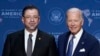 El presidente de EEUU, Joe Biden, (der), y su homólogo de Costa Rica, Rodrigo Chaves, durante la Cumbre de las Américas en Los Ángeles, California, el 8 de junio de 2022.