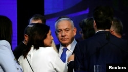 Con el conteo casi cerrado el jueves 19 de septiembre de 2019, el partido de centro Azul y Blanco ocuparía 33 de los 120 escaños del parlamento israelí. El Likud, la formación conservadora de Benjamin Netanyahu, alcanzaba 31 escaños.