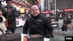 Ariel Barbouth, propietario del negocio de empanadas argentinas, Nuchas, posa frente a su local en Times Square.