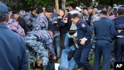پلیس قزاقستان در حال بازداشت شرکت کنندگان در تظاهرات ضددولتی در پایتخت - ۱۹ خرداد ۱۳۹۸ 
