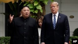 ARSIP – Foto Presiden AS, Donald Trump dan Pemimpin Korut, Kim Jong Un, setelah pertemuan mereka di hotel Sofitel Legend Metropole, Hanoi, Vietnam.
