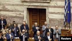 Perdana Menteri Yunani Alexis Tsipras (bawah kanan) di parlemen, Athena, Yunani, 28 Juni 2015.