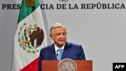 El presidente de México, Andrés Manuel López Obrador, habla durante una ceremonia para conmemorar el día 100 de su tercer año en el cargo, en el Palacio Nacional en la Ciudad de México, el 30 de marzo de 2021.