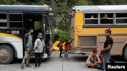 Migrantes hondureños que intentaban llegar a EE.UU. son regresados a la frontera de Honduras con Guatemala el 19 de enero de 2021.