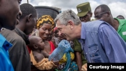 Umukuru wa HCR aganira n'impunzi mu nkambi ya Nyarugusu muri Tanzaniya