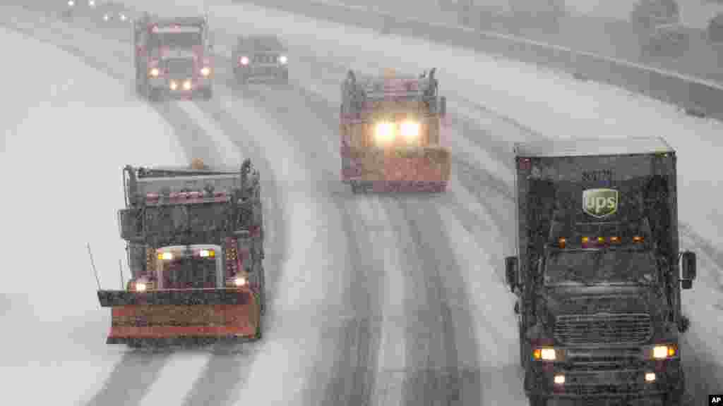 Un chasse-neige en train de nettoyer l'Autoroute 95 où la neige commence à tomber à Ashland, en Virginie, 22 janvier 2016. Les parties de la Virginie sont sous alerte pour blizzard. 