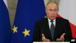 Presiden Rusia Vladimir Putin berbicara dalam konferensi pers bersama Perdana Menteri Italia Giuseppe Conte (tak tampak di gambar) di Kremlin, Moskow, 24 Oktober 2018. 