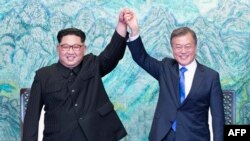 北韓領導人金正恩和南韓總統文在寅在“板門店宣言”簽字儀式上