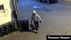 El sospechoso llevaba un suéter gris, tapabocas y unos tenis de color blanco, negro y amarillo la noche que colocó las bombas, informó el FBI. 
