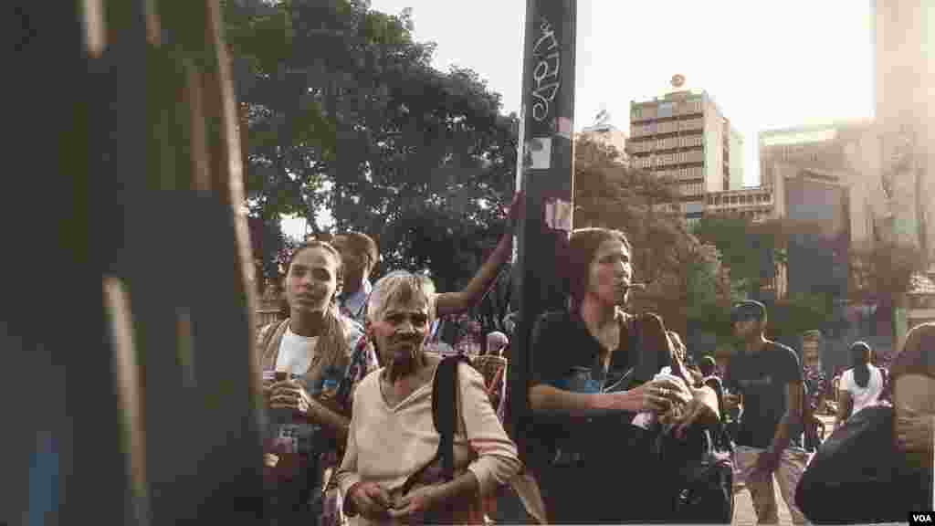 El fotógrafo Vasco Szinetar muestra en la series Los penitentes y Los caminantes la desesperanza de los venezolanos en las urbes del país. El deterioro social y el espacio y movimiento son captados por el artista. (Reproducción exhibición derechos de uso VOC) 