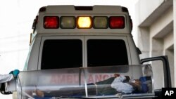 Un paciente es trasladado de una ambulancia al centro de tratamiento de COVID-19 en el Hospital General Dr. Carlos MacGregor Sánchez en la Ciudad de México, el domingo 10 de enero de 2021.