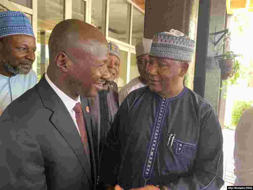 Babban editan Sashen Hausa na Muryar Amurka Aliyu Mustaphan Sokoto tare shugaban EFCC Ibrahim Magu