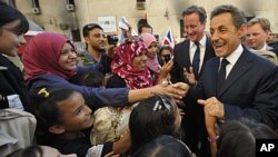 法國總統薩科齊和英國首相卡梅倫星期五在利比亞的班加西和民眾握手