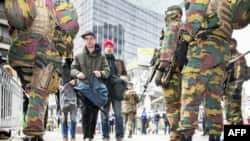 Tentara Belgia memeriksa para pejalan kaki di Brussels (23/3), sehari pasca serangan di bandara dan stasiun kereta api di kota itu.