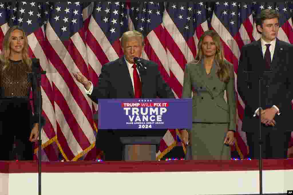 Rais mteule Donald Trump akiwa na familia yake katika usiku wa kutangazwa matokeo Novemba 06, 2024.