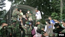 Para anggota TNI mengevakuasi penduduk di Cangkringan, Yogyakarta (foto: dok). Tingkat kesadaran masyarakat Indonesia semakin tinggi dengan bersedia mengikuti berbagai pelatihan menghadapi bencana.