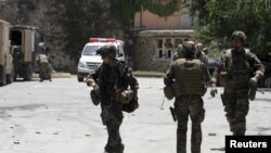 Tentara NATO melakukan patroli di pinggiran ibukota Kabul (foto: dok). Seorang berseragam polisi Afghanistan melepaskan tembakan ke arah pasukan NATO hari Senin (13/8). 
