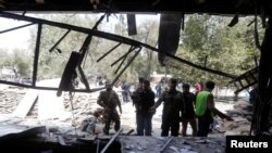 Avganistanske bezbednosne snage istražuju mesto napada bombaša samoubioce u Kabulu, Avganistan, 29. avgusta 2017. 
