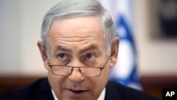លោក Benjamin Netanyahu នាយករដ្ឋមន្រ្តីអ៊ីស្រាអែល ចូលរួមក្នុងកិច្ចប្រជុំគណៈរដ្ឋមន្រ្តីនៅក្នុងការិយាល័យរបស់លោកក្នុងក្រុងហ្ស៊េរុយសាឡិម ប្រទេសអ៊ីស្រាអែល កាលពីថ្ងៃទី៣០ ខែសីហា ឆ្នាំ២០១៦។