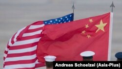 美中兩國國旗。