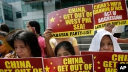 2014年3月3日，抗议者在中国驻菲律宾马卡迪领事馆前示威，抗议中国海警船在有争议的斯卡伯勒浅滩（黄岩岛）用水炮驱逐菲律宾渔民。