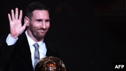 Lionel Messi soulève son 6e Ballon d'or à Paris, France, le 2 décembre 2019.
